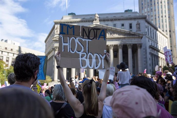 Una mujer sostiene una pancarta durante una marcha como parte de las protestas a nivel nacional contra la nueva ley del aborto que ha entrado en vigor en Texas