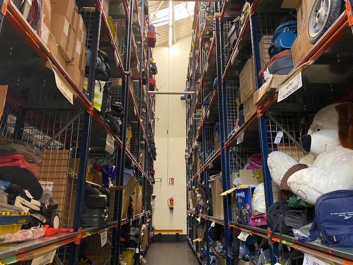 Archivo - Estanterías de la Oficina de Objetos Perdidos del Ayuntamiento.