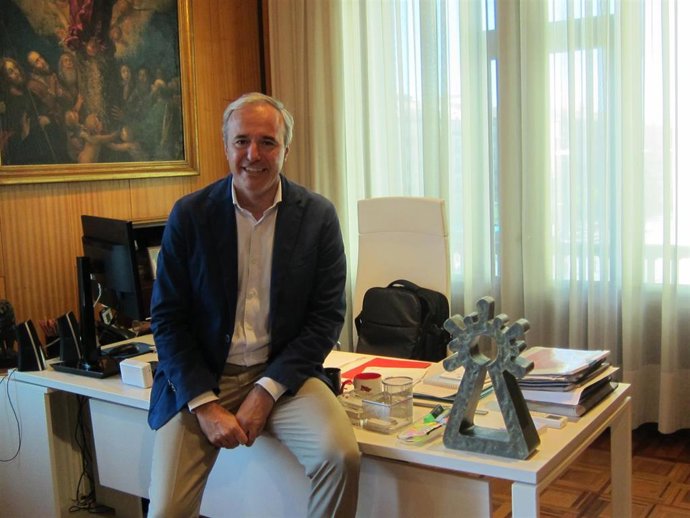 El alcalde de Zaragoza, Jorge Azcón, en su despacho en el Ayuntamiento de Zaragoza