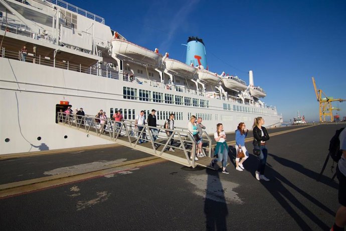 Archivo - Imagen de archivo de la llegada de cruceristas a Huelva. 