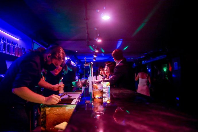 Varias personas en la barra de una discoteca de Madrid, a 8 de octubre de 2021, en Madrid (España). El Gobierno de la Comunidad de Madrid permite desde este viernes bailar en las pistas de las discotecas y de otros establecimientos que cuenten con ellas