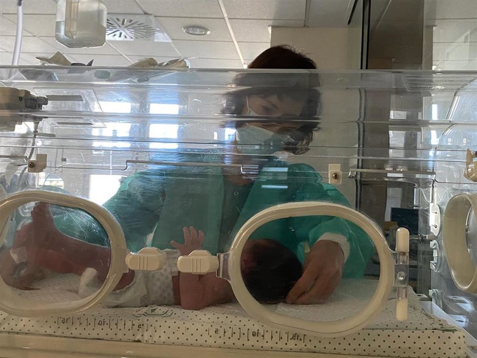 Una profesional sanitaria del Reina Sofía atiende a un bebé. (Foto de archivo).