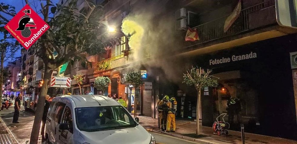Un incendio en una tienda de electrodomésticos de Benidorm obliga a desalojar un edificio y deja varios heridos