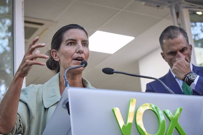 La presidenta de Vox Madrid, Rocío Monasterio y el secretario general de Vox, Javier Ortega Smith, intervienen en la inauguración de la nueva sede del partido, a 29 de septiembre de 2021, en Madrid (España). Esta sede, ubicada en la calle Padre Damián, 