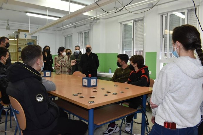 Archivo - Visita al IES Acebuche por el proyecto Steam (Foto de archivo).