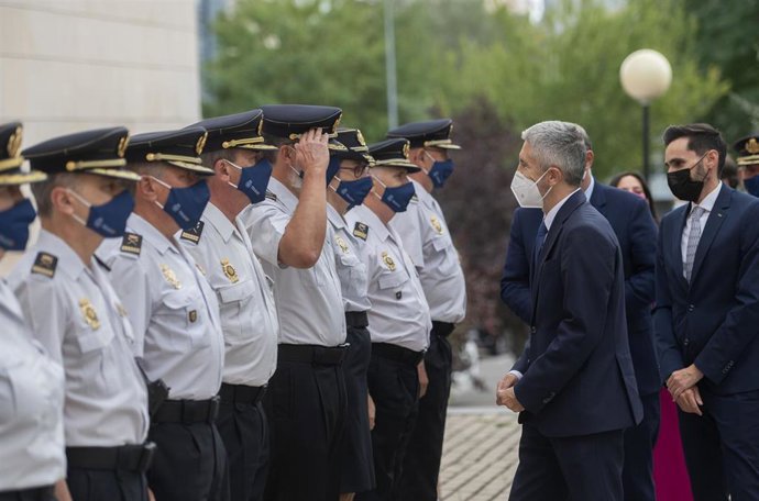 El ministro del Interior, Fernando Grande-Marlaska, y su 'número dos', Rafael Pérez, saludan a la cúpula de la Policía Nacional en un acto en el Complejo de Canillas