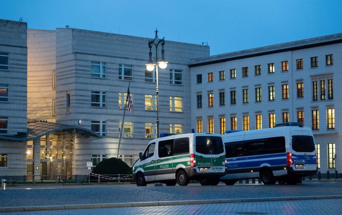 Archivo - 07 January 2021, Berlin: Police vehicles stand outside the US Embassy in Germany in the morning, after the riots in the USCapitol building by the supporters of the US President Donald Trump in Washington. Photo: David Hutzler/dpa