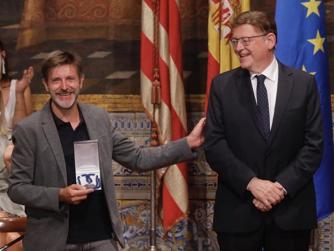 El artista Paco Roca recibe la distinción de la Generalitat por el 9 d'octubre junto al 'president', Ximo Puig, en un acto en el que los equipos de vacunación contra la covid sido reconocidos con la Alta Distinción