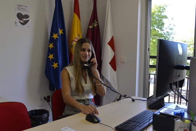 Una Voluntaria Del Programa 'Cruz Roja Te Escucha'