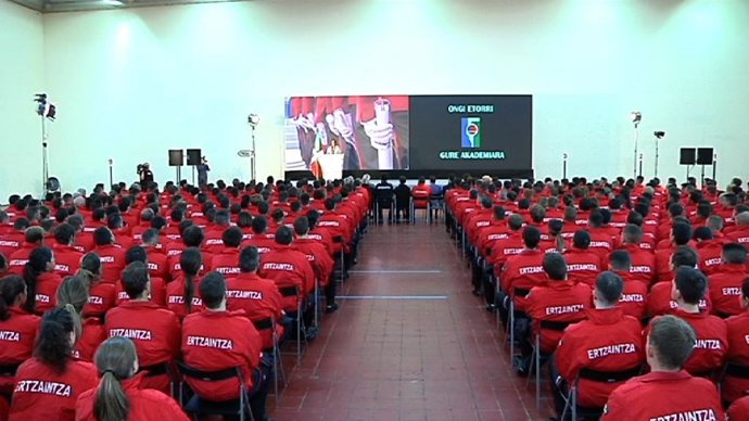 Archivo - Un total de 381 aspirantes a ertzainas inician este lunes el curso de formación 