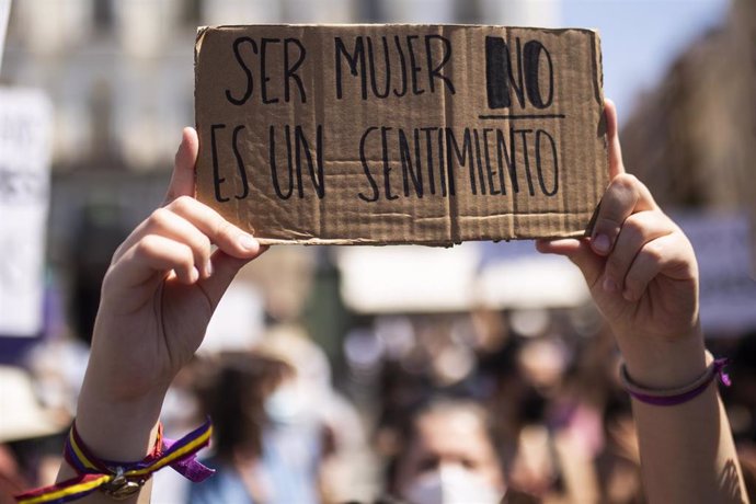 Archivo - Una mujer sujeta un cartel en el que se lee: `Ser mujer no es un sentimiento, durante una manifestación contra la Ley Trans del Igualdad, en Madrid.