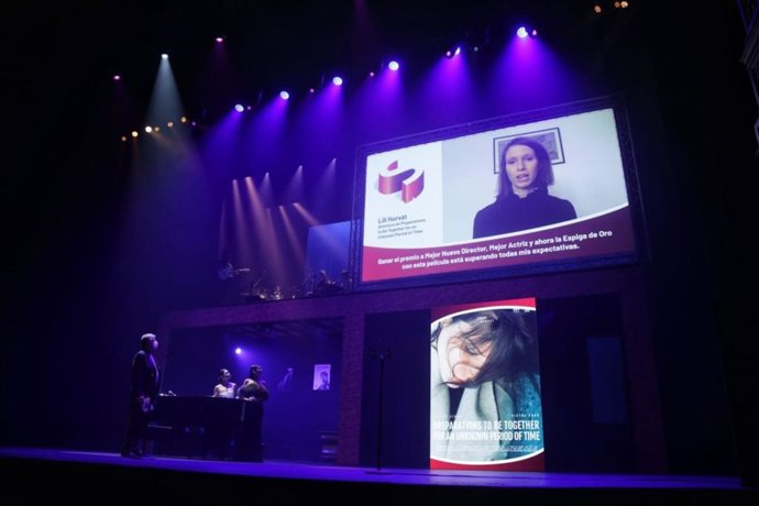 Archivo - La joven directora húngara Lili Horvát interviene en la gala de clausura de la 65 Seminci para agradecer los tres galardones con los que se ha alzado su película 'Preparations to Be Together for an Unknown Period of Time', incluyendo la Espiga