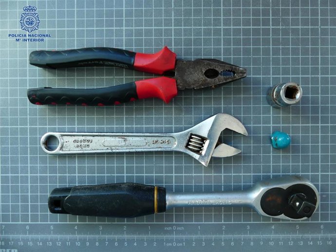 Llaves inglesas con sus accesorios incautadas a uno de los dos detenidos.