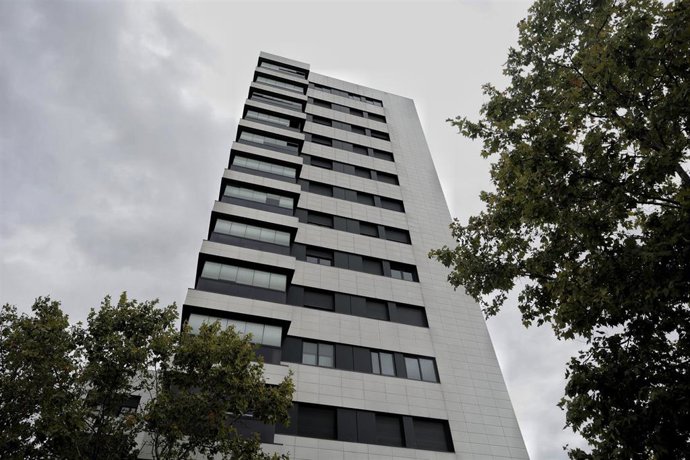 Bloques de edificios habitados en la capital el mismo día en que el Gobierno de coalición ha informado que han llegado a un acuerdo que regula el precio del alquiler, a 5 de octubre de 2021, en Madrid, (España).