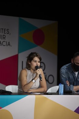 La portavoz de Podemos, Isa Serra (i), y el consejero estatal de Unidas Podemos, Roberto Sotomayor (d), en la primera jornada de la Universidad de Otoño, organizada por Podemos, en Rivas-Vaciamadrid, a 7 de octubre de 2021, en Madrid (España). 