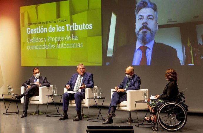 El director de la Agencia Tributaria regional, Juan Marín, participó en una mesa redonda junto con sus homólogos de Madrid, Andalucía y Cataluña