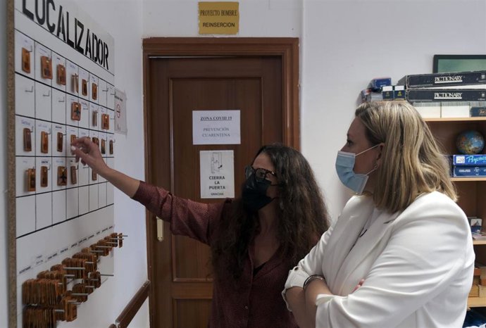 La consejera de Familia e Igualdad de Oportunidades, Isabel Blanco, durante su visita a las instalaciones de Proyecto Hombre en Zamora.