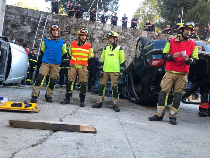 BOMBEROS DE LOGROÑO imparten una formación sobre accidentes de tráfico