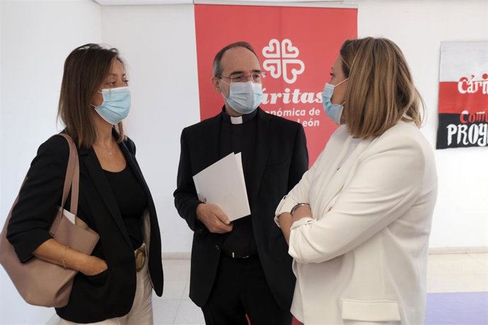 La directora general de Familia, Esperanza Vázquez; la consejera de Familia e Igualdad de Oportunidades, Isabel Blanco; y el responsable de Cáritas en Castilla y León, Antonio Martín de Lera, en las instalaciones de Proyecto Hombre.