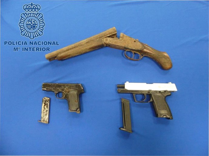 Armas incautadas a algunos de los detenidos en el operativo policial contra una banda criminal dedicada a tráfico de drogas y armas.