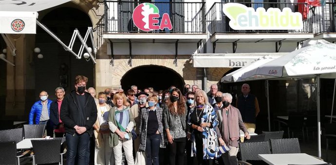 Militantes de EA muestran su apoyo a Maiorga Ramírez, Miren Aranoa y Esther Korres, a quienes se ha abierto expediente de expulsión