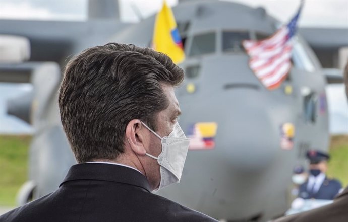 El ministro de Defensa, Diego Molano, junto con la aeronave Hércules C-130 donada por Estados Unidos