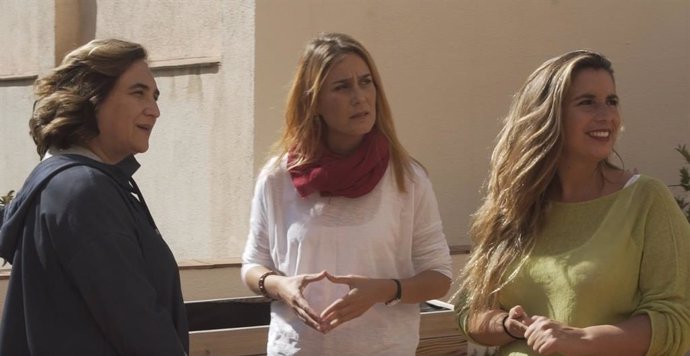 La alcaldesa de Barcelona, Ada Colau; la líder de los comuns en el Parlament, Jéssica Albiach, y la exalcaldesa de Castelldefels (Barcelona), Candela López