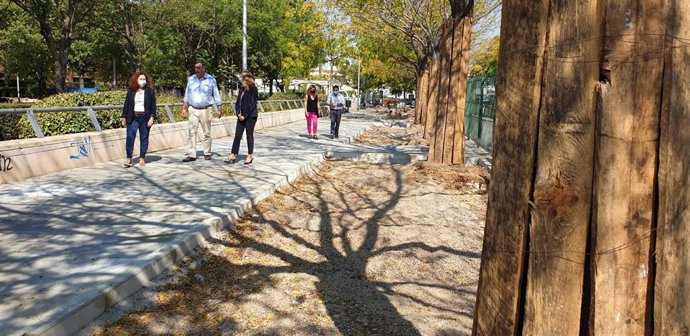 La delegada del distrito Bellavista-La Palmera, Carmen Fuentes, tras visitar las actuaciones con el director general de Parques y Jardines, Fernando Mora, y el equipo técnico del servicio.