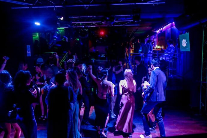 Varias personas en la pista de una discoteca de Madrid, a 8 de octubre de 2021, en Madrid (España). El Gobierno de la Comunidad de Madrid permite desde este viernes bailar en las pistas de las discotecas y de otros establecimientos que cuenten con ellas