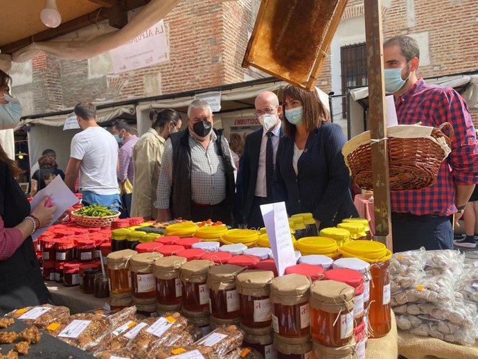 Inauguración de la XXXIV Feria de Artesanía, Turismo y Agricultura Ecológica de la Alpujarra, en Pampaneira (Granada).