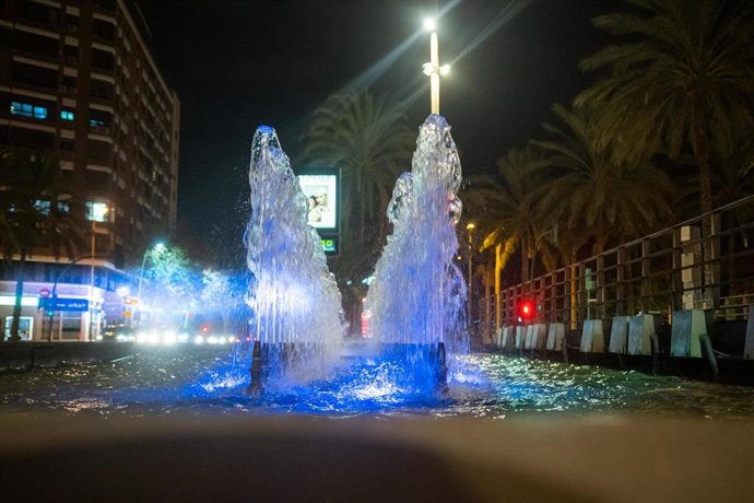 Una fuente de Almería, iluminada de azul por el Día Mundial de la Dislexia.