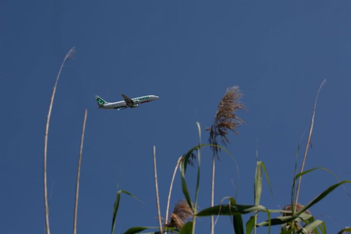 Archivo - Un avión despega desde el aeropuerto de Barcelona-El Prat
