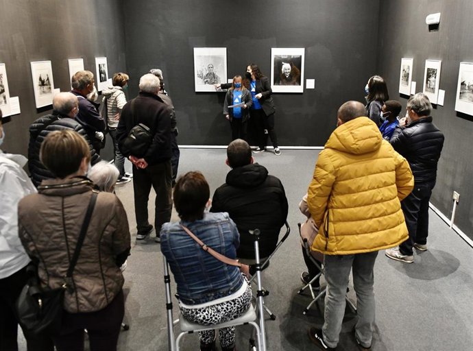 Zaloa ejerce de guía en la exposición de la fotógrafa Eulalia Abaitua en Abellaneda
