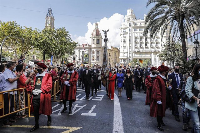 La teniente de alcalde del Ayuntamiento de Valencia, Pilar Bernabé (centro), transporta la Reial Senyera durante la Procesión Cívica con motivo del Día de la Comunitat Valenciana