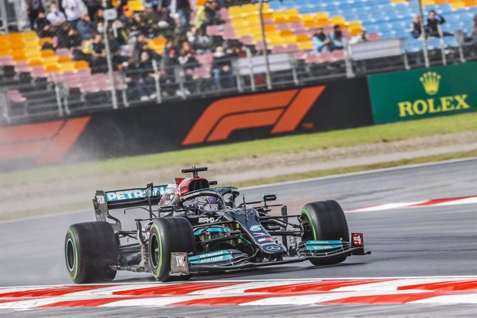 44 HAMILTON Lewis (gbr), Mercedes AMG F1 GP W12 E Performance, action during the Formula 1 Rolex Turkish Grand Prix 2021, 16th round of the 2021 FIA Formula One World Championship from October 8 to 10, 2021 on the Istanbul Park, in Tuzla, Turkey - Photo