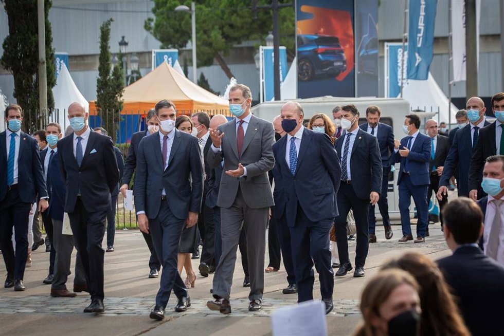 Lacalle con el Rey y el presidente Sánchez en la inauguración del Automobile