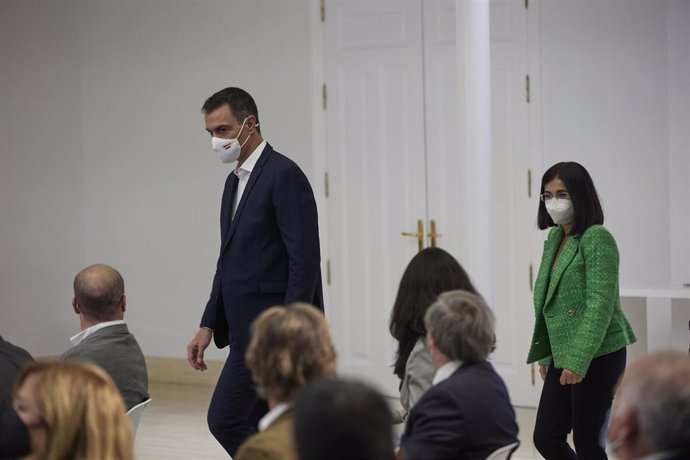 La ministra de Sanidad, Carolina Darias (d) y el presidente del Gobierno, Pedro Sánchez (i), llegan al acto institucional Salud Mental y COVID-19, en el Palacio de la Moncloa, a 9 de octubre de 2021, en Madrid (España). El Palacio de la Moncloa acoge 