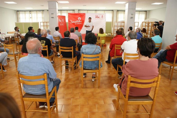 El aspirante a la Secretaría xeral del PSdeG Valentín González Formoso con militantes en Boiro