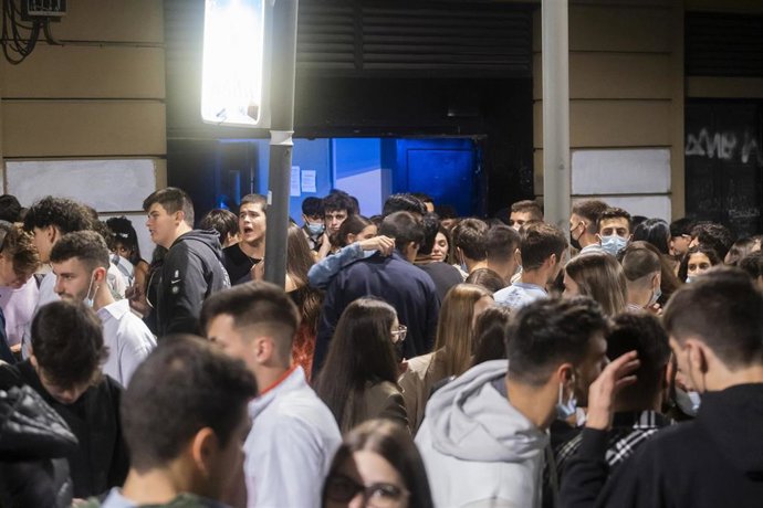 Grupos de jóvenes se aglomeran en las calles de Santiago de Compostela