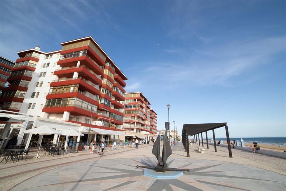 Archivo - Detalle del paseo marítimo durante el fin de semana de la Romería del Rocio en la Playa de Matalascanas . 23 de mayo de 2021 en Almonte, Huelva, España. (Foto de archivo).
