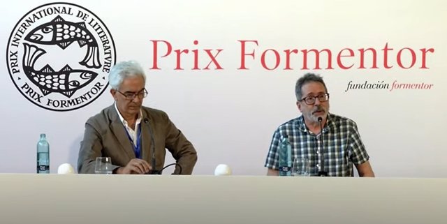 El escritor argentino César Aira, ganador del Prix Formentor 2021, ofrece una rueda de prensa en Sevilla, donde tendrá lugar la ceremonia de entrega, con el presidente de la Fundación Formentor, Basilio Baltasar.