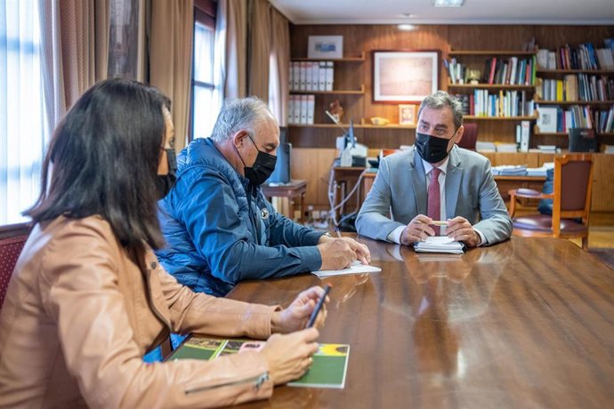 El secretario general de Asaja, José María Fresneda, y la vicepresidenta, Blanca Corroto, se reúnen con el delegado del Gobierno en la región, Francisco Tierraseca
