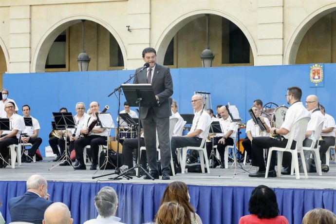 El alcalde de Alicante, Luis Barcala, durante el acto conmemorativo del 9 d'Octubre que se ha desarrollado en la Plaza del Ayuntamiento