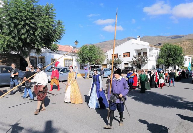 Desfile de las tropas por las calles de Padules (Almería)