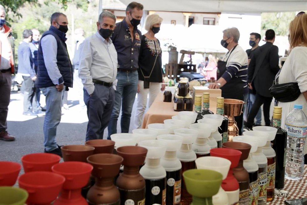 Revilla y los consejeros en la feria 'Hechu en Liébana'