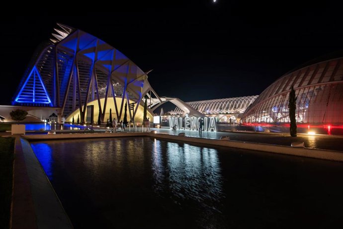 La Ciutat de les Arts i les Cincies se ilumina con los colores de la Senyera por el 9 dOctubre