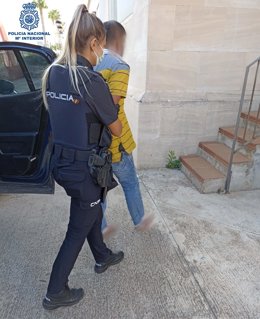 Una agente de la Policía Nacional junto al detenido.