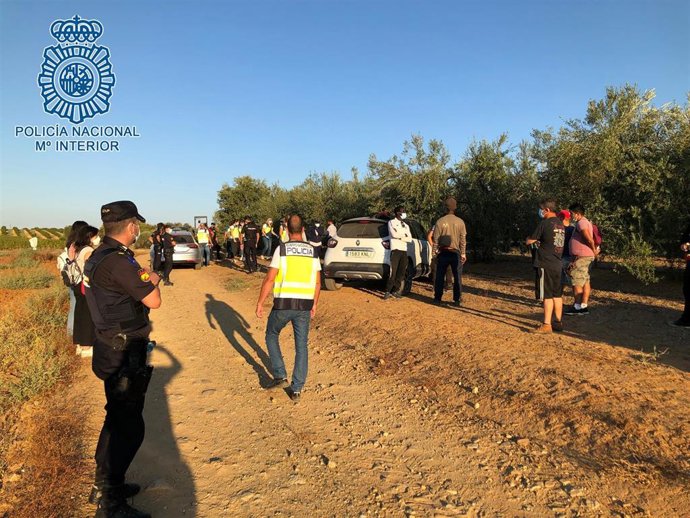 Imagen de un momento de la operación desplegada en varias fincas de Sevilla contra la explotación laboral de extranjeros
