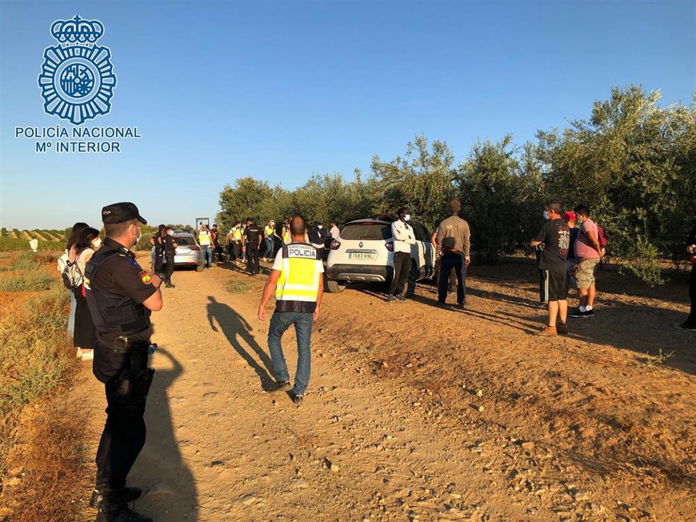 Imagen de un momento de la operación desplegada en varias fincas de Sevilla contra la explotación laboral de extranjeros