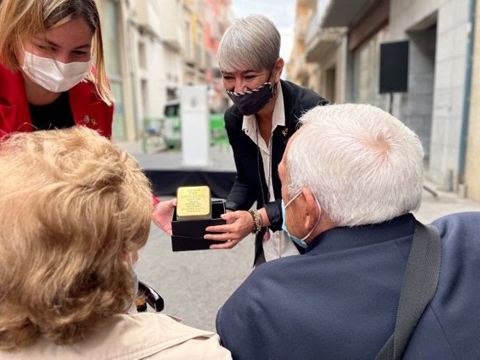 La consellera de Justícia, Lourdes Ciuró, mostra la llamborda als familiars d'Enric Moner.